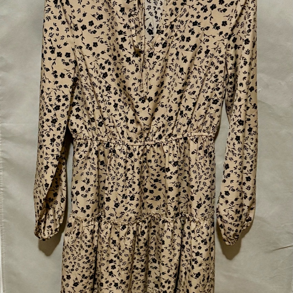 Chic Long Sleeve Floral Dress in Black and Tan